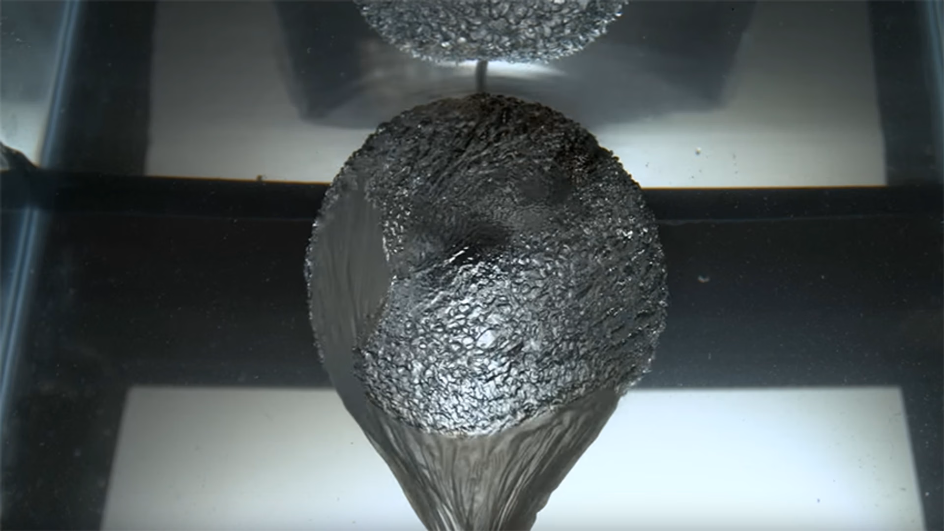 Afbeelding van Web Draait Door: Ballon knalt onder water in slow-motion uit elkaar