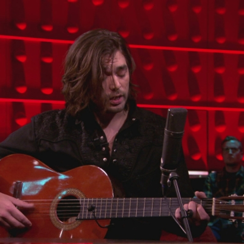 Waylon geeft in DWDD kleine collegereeks over Outlaw-beweging in de Country.