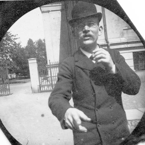 Student fotografeerde mensen met verborgen camera in 1893